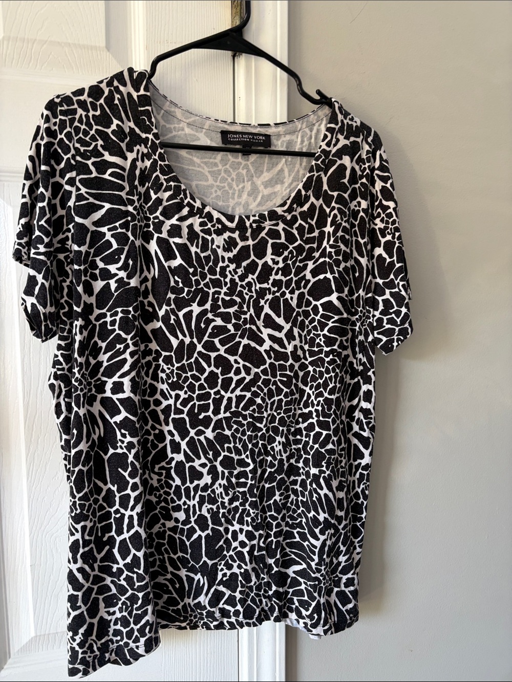 Jones New York Black & White Animal-Print Scoop Neck Tee